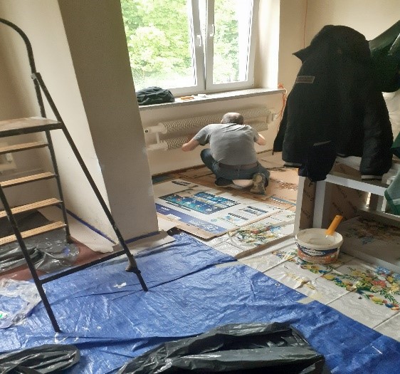 pomieszczenie, prace remontowe malarskie.. gazety i folia na podłodze, drabina