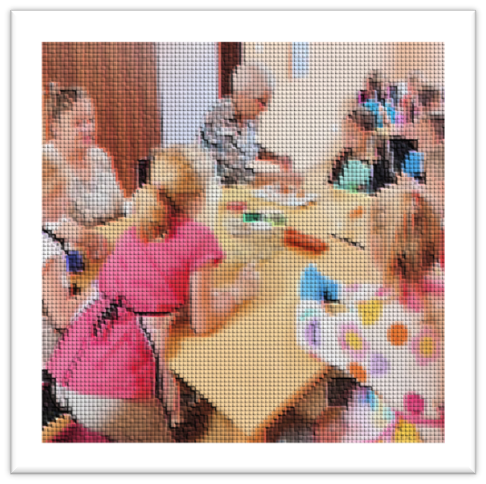 dzieci i seniorzy siedzący przy stołach 