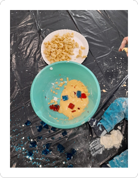 na zdjęciu widać materiały do zajęć sensoplastyki: miska, talerz, kolorowe galaretki, masa